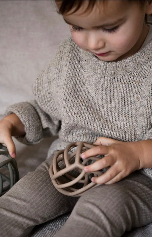 Sensorische bijtbal in gebruik door baby — voelen en grijpen voor zintuiglijke ontwikkeling
