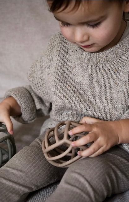Sensorische bijtbal in gebruik door baby — voelen en grijpen voor zintuiglijke ontwikkeling