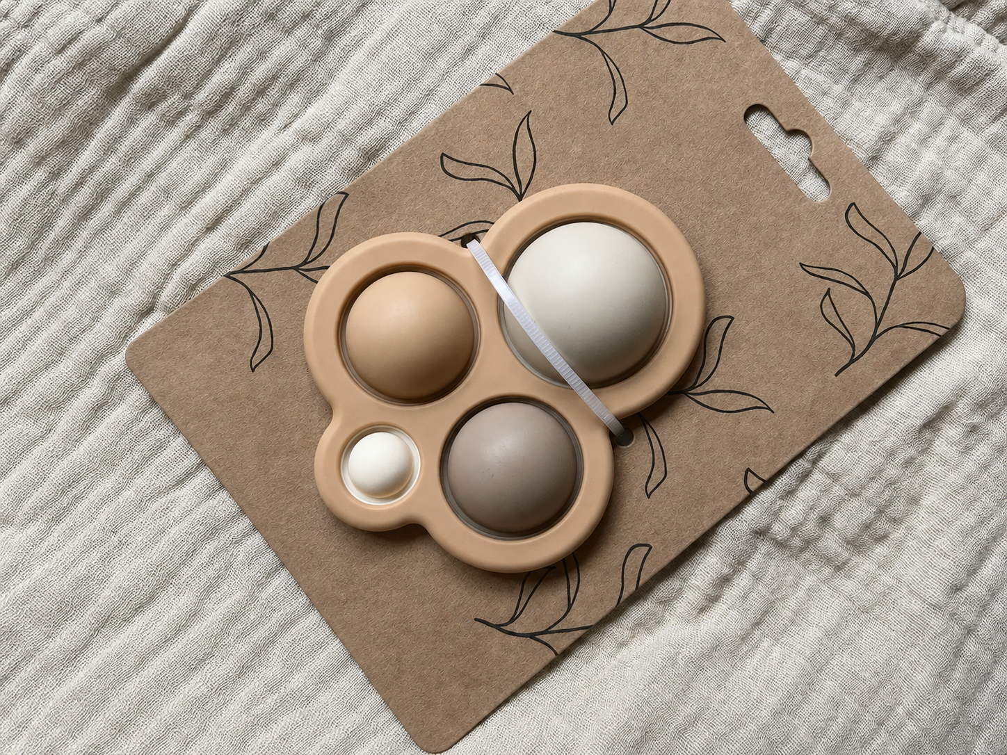 Pop-it in gebruik door kind — fidget speelgoed voor concentratie en sensorisch spel