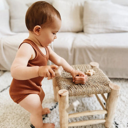 Baby speelt met sensorische stapeltoren — siliconen stapelringen voor fijne motoriek