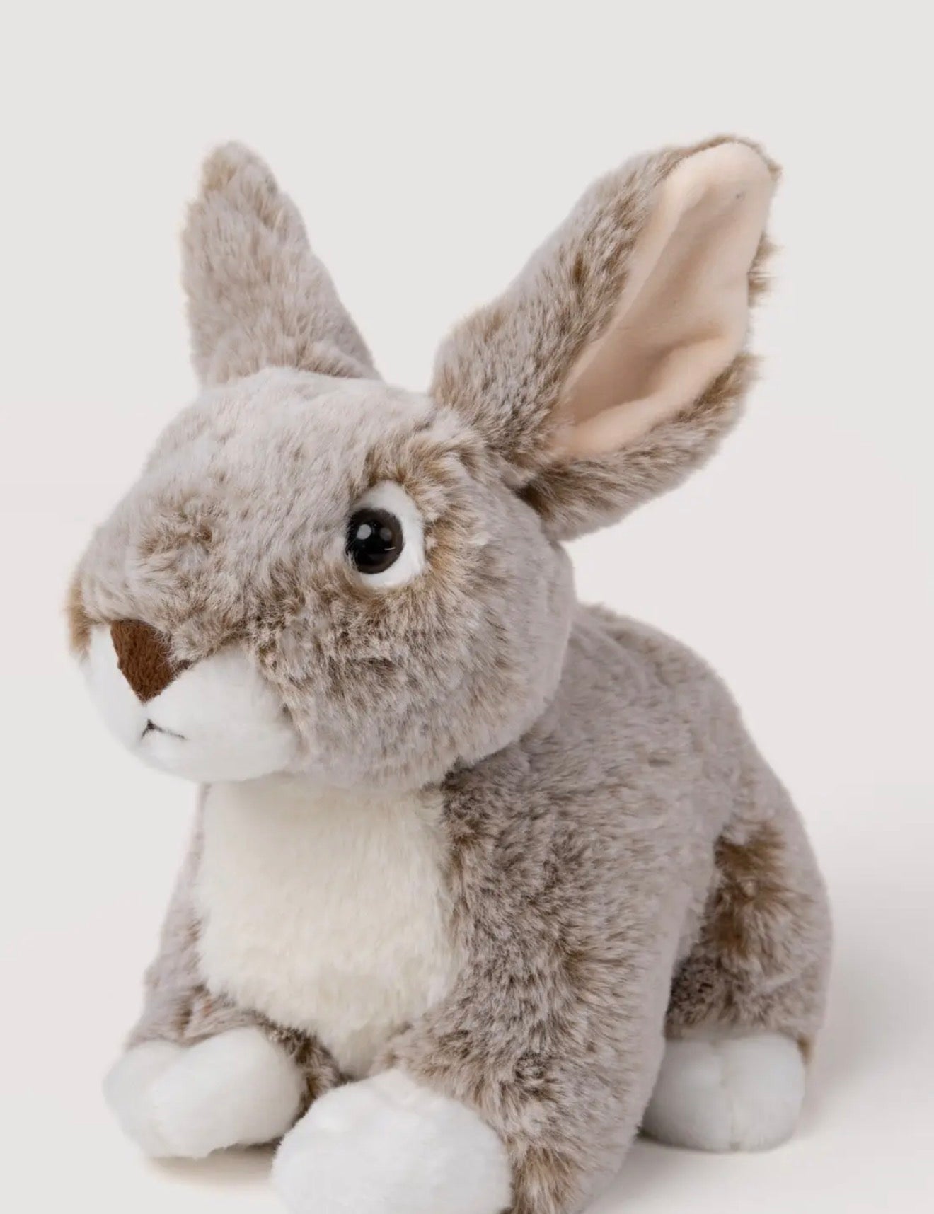 Zijaanzicht van de Dreamies Bunny konijnenknuffel met rechtopstaande oren
