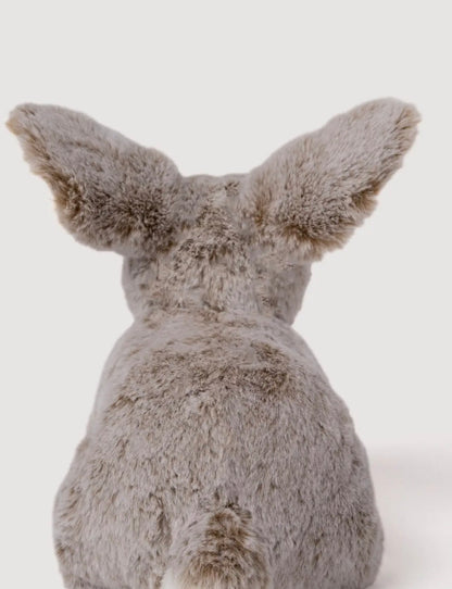 Achteraanzicht van de Dreamies Bunny knuffel met gespreide oren