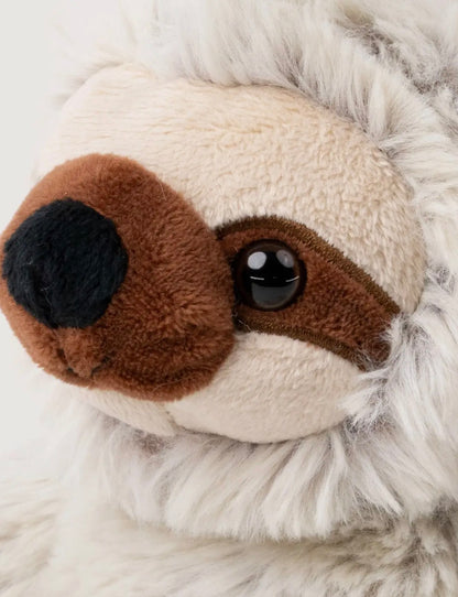 Close-up van het oog en de bruine neus van de Dreamies Luiaard knuffel