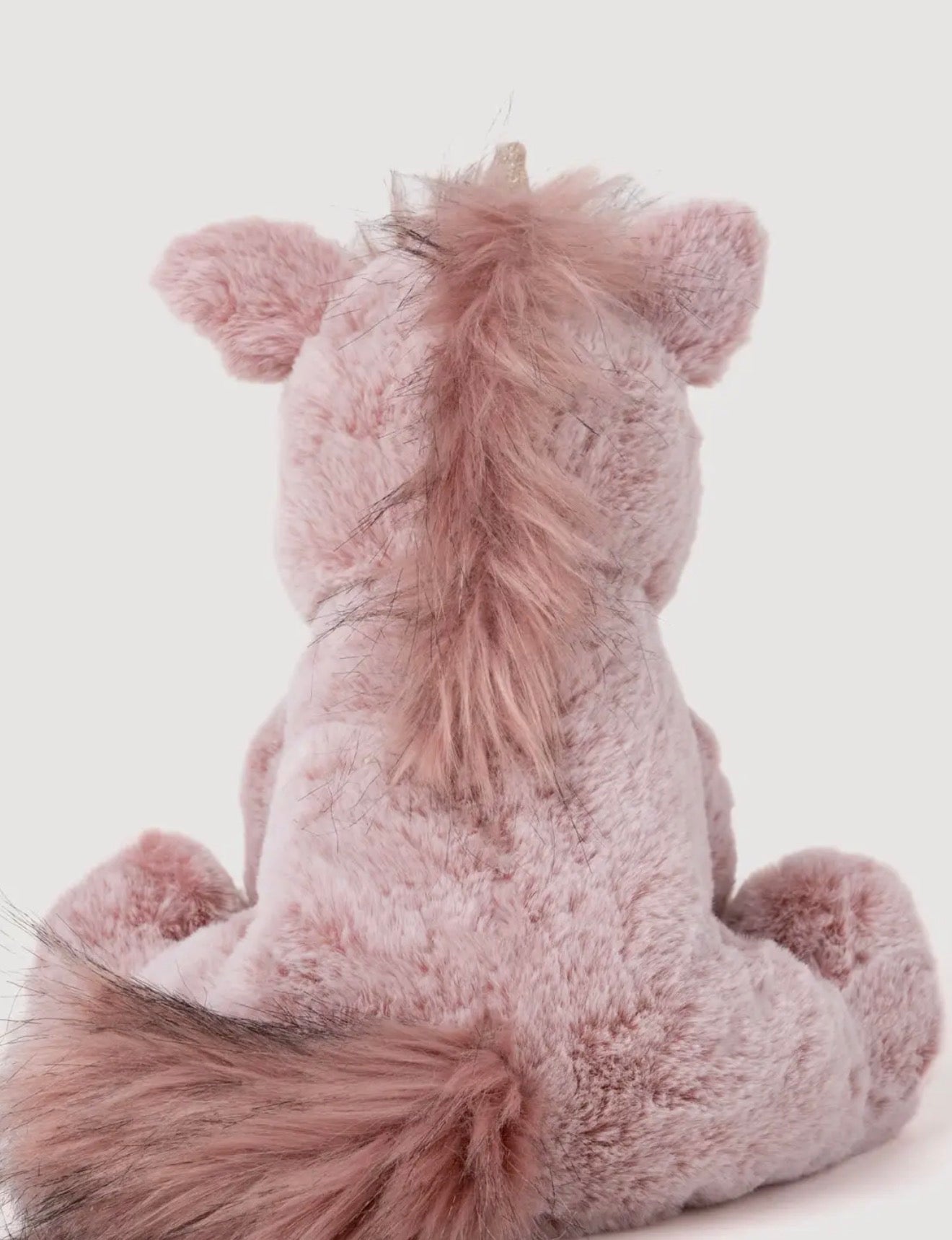 Achteraanzicht van de Engla eenhoorn knuffel met roze manen over de rug