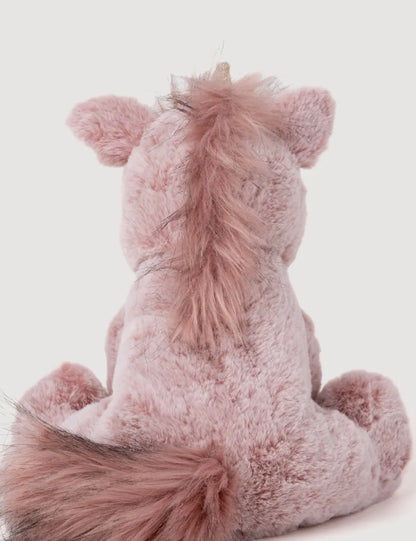 Achteraanzicht van de Engla eenhoorn knuffel met roze manen over de rug