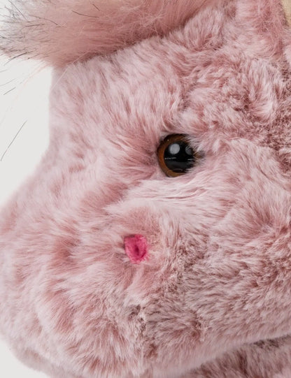 Close-up van het oog en de zachte roze vacht van de Engla eenhoorn knuffel