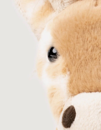 Close-up van het oog en de vacht van de Gina giraf knuffel