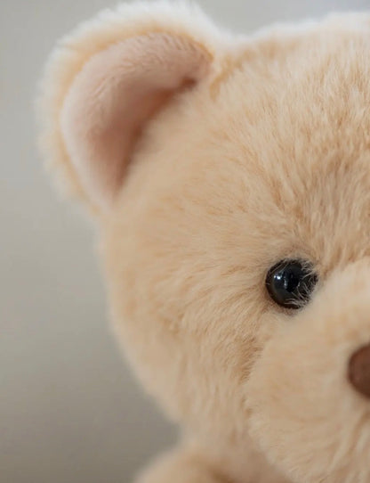 Detailfoto van de zachte lichtbeige vacht van de Hjalmar teddybeer knuffel