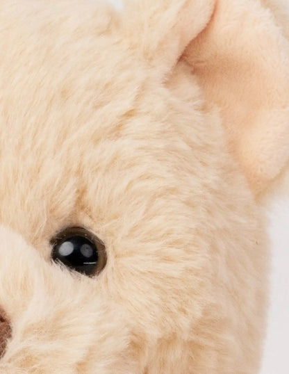 Close-up van het oog en de zachte vacht van de Hjalmar teddybeer knuffel