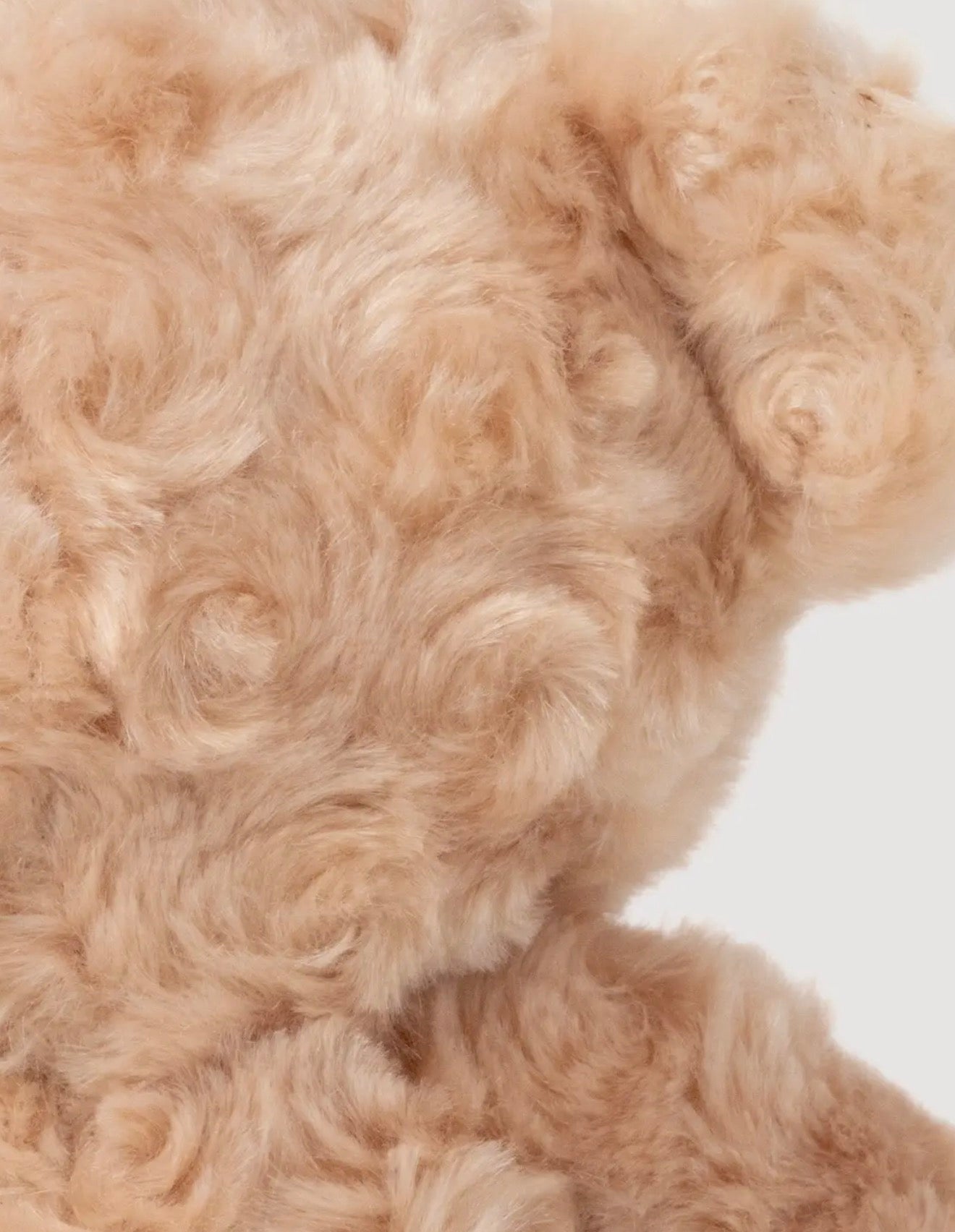 Close-up van de krullige vacht van de Kalle Teddybeer knuffel