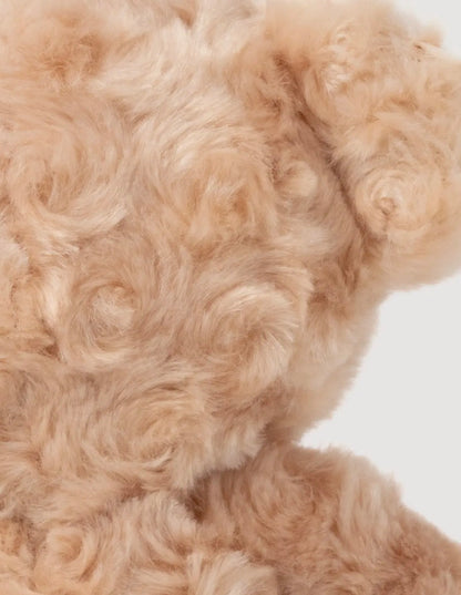 Close-up van de krullige vacht van de Kalle Teddybeer knuffel