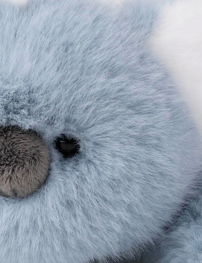 Close-up van de zachte blauwgrijze pluche vacht van de Pluche Koala knuffel