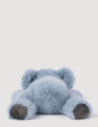 Achteraanzicht van de Pluche Koala knuffel liggend, met ronde oren en donkere pootjes