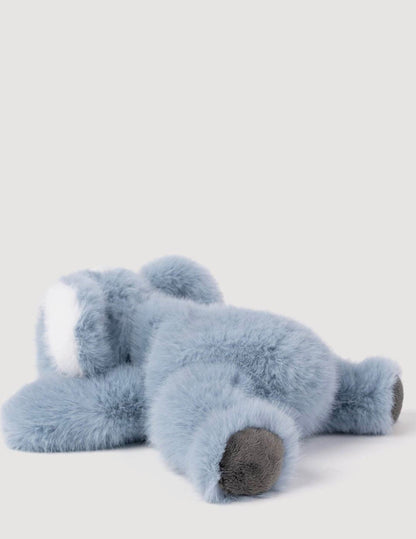 Zijaanzicht van de Pluche Koala knuffel met wit oor en blauwgrijze vacht