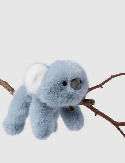 Pluche Koala knuffel hangend op een tak, met kraaloogjes en grijsbruine neus