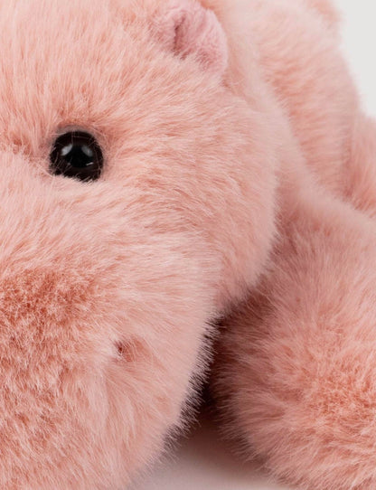 Close-up van de zachte roze pluche vacht en het kraaloogje van de Pluche Nijlpaard knuffel