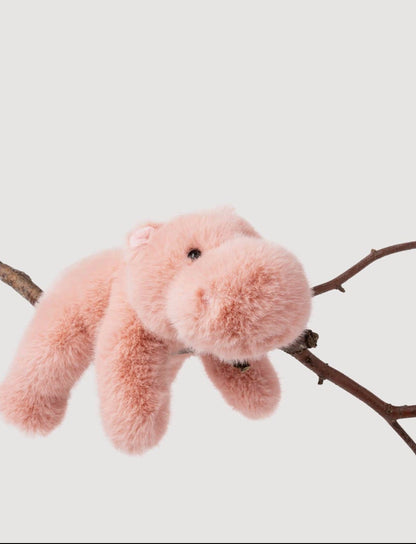 Pluche Nijlpaard knuffel hangend op een tak, met roze oor en kraaloogje