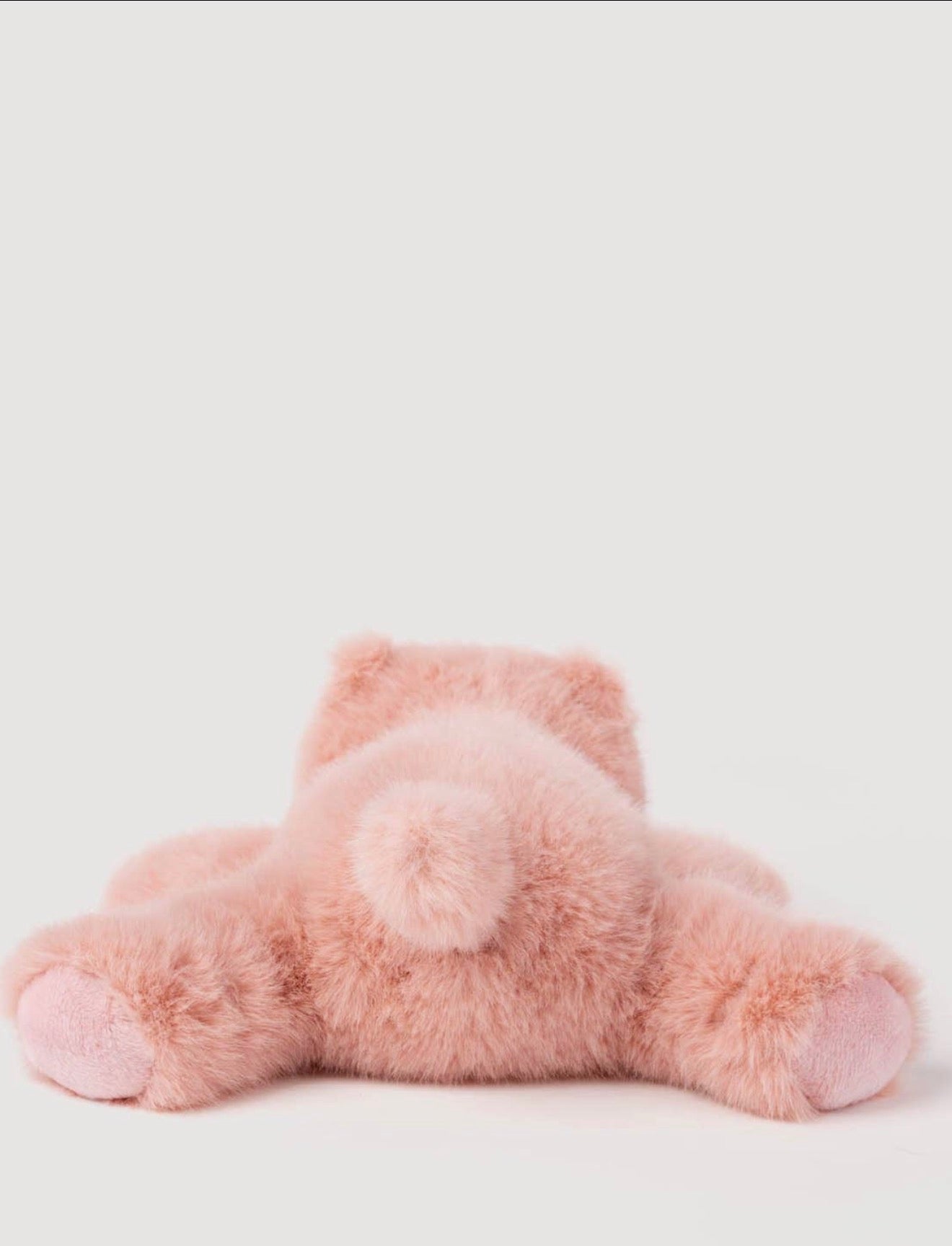 Achteraanzicht van de Pluche Nijlpaard knuffel met roze voetzolen zichtbaar