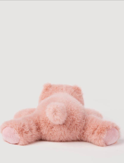 Achteraanzicht van de Pluche Nijlpaard knuffel met roze voetzolen zichtbaar