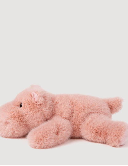 Zijaanzicht van de Pluche Nijlpaard knuffel liggend, met roze oor en kraaloogje