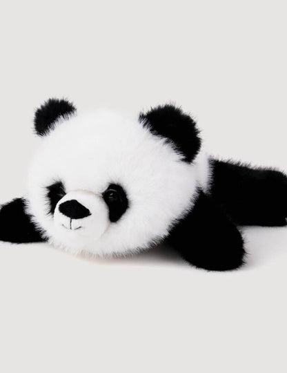 Vooraanzicht van de Pluche Panda knuffel liggend, met kenmerkende zwarte oogvlekken en zwart-witte vacht