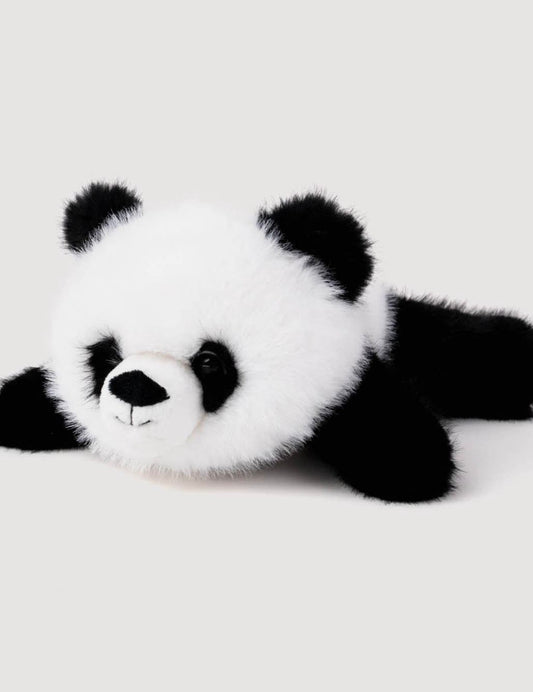 Vooraanzicht van de Pluche Panda knuffel liggend, met kenmerkende zwarte oogvlekken en zwart-witte vacht