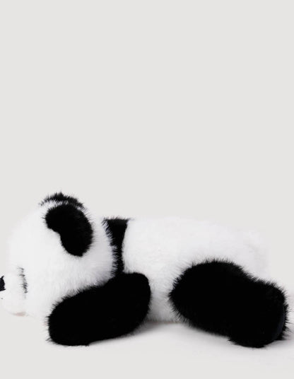 Achteraanzicht van de Pluche Panda knuffel liggend, met zwart oor en pootjes