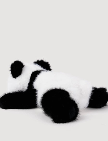 Zijaanzicht van de Pluche Panda knuffel liggend, met zwart-witte vacht en pootjes