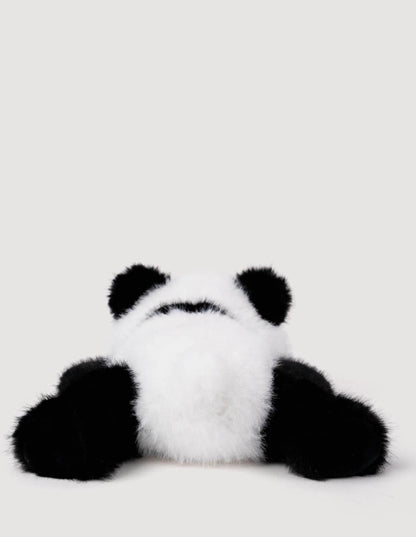Achteraanzicht van de Pluche Panda knuffel met beide zwarte oren en pootjes zichtbaar
