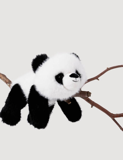 Pluche Panda knuffel hangend op een tak, met zwarte oogvlekken en zwarte neus