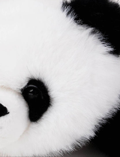 Close-up van het zwarte oog en de zachte zwart-witte vacht van de Pluche Panda knuffel