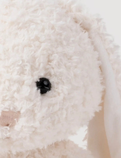 Close-up van het oog en de krullende vacht van de Retro Pals Konijn knuffel