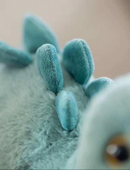 Close-up van de saliegroene ruggenplaten van de Pluche Stegosaurus knuffel
