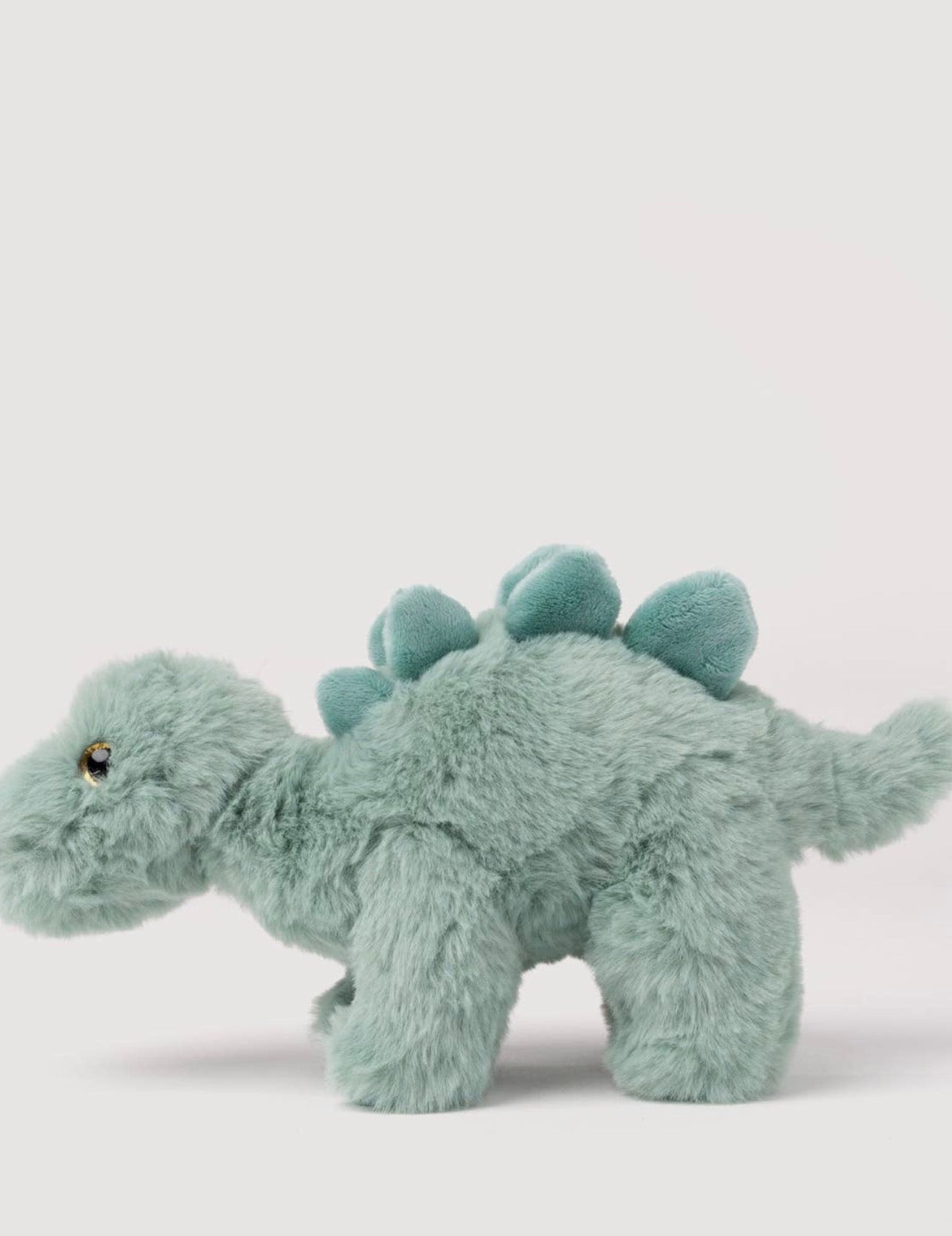 Zijaanzicht van de Pluche Stegosaurus knuffel met ruggenplaten, staart en goudbruin oog