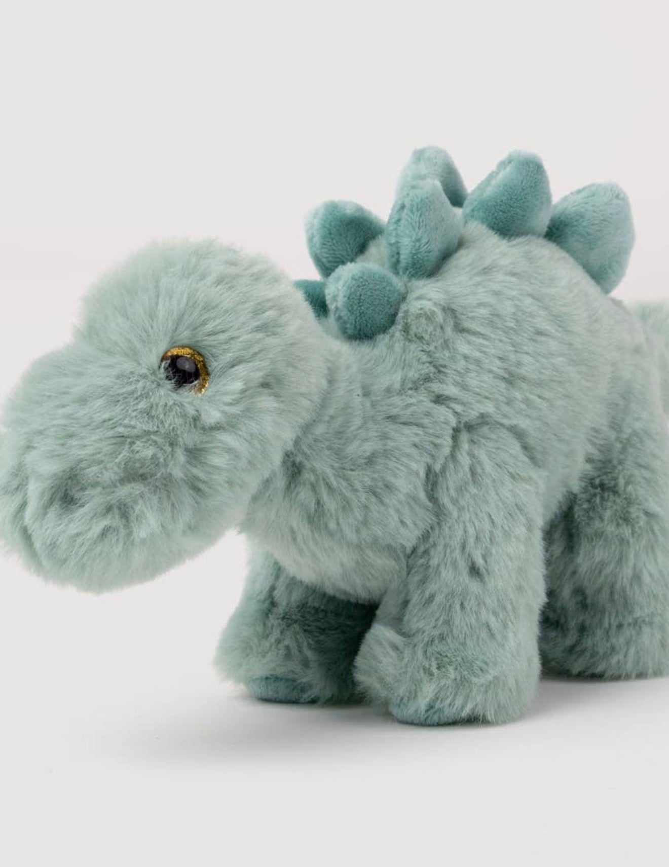 Vooraanzicht van de Pluche Stegosaurus knuffel met goudbruin oog en saliegroene ruggenplaten