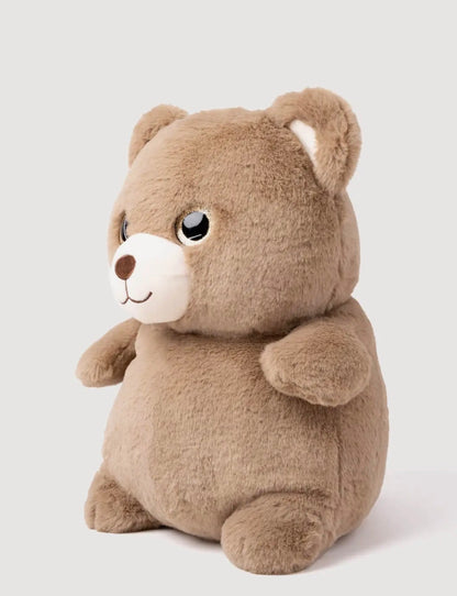 Zijaanzicht van de Sumo Teddy knuffel met zachte, ronde vorm