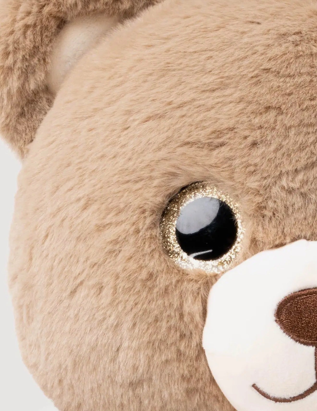 Close-up van het glinsterende oog en de snuit van de Sumo Teddy knuffel